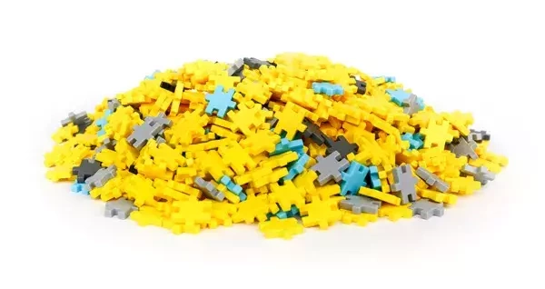 Widok zawartości pudełka Klocki Meli Minis Build 2w1 rozsypane elementy i instrukcja, przygotowanie do zabawy.