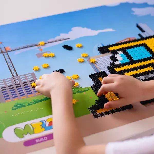 Zdjęcie prezentujące różne etapy budowy modelu dźwigu z instrukcji 48×69 cm, kroki montażu od podstawy po wieżę.
