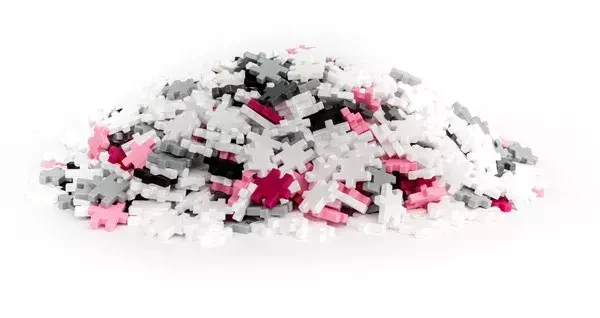 Gotowe modele krówki i owieczki z ułożonych waflowych klocków, widok z przodu i z profilu pokazujący detal.