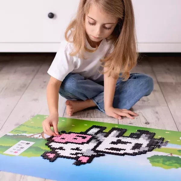 Ilustracja instrukcji na opakowaniu z prostym pokazem składania modeli 2w1: krówki i owieczki krok po kroku.
