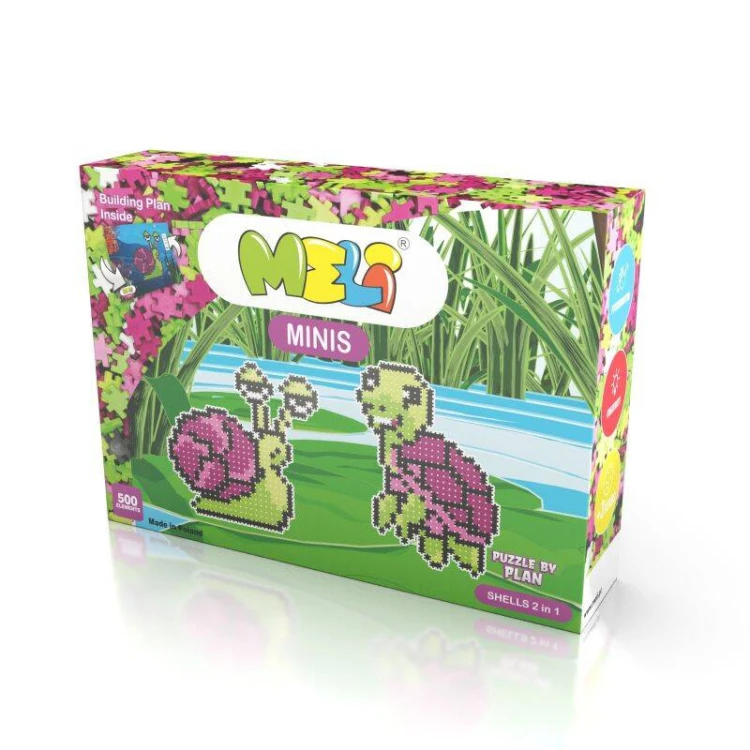 Klocki Meli Minis Shells ułożone na stole w odcieniach zieleni i różu, widok ogólny zestawu składającego się z wielu elementów.