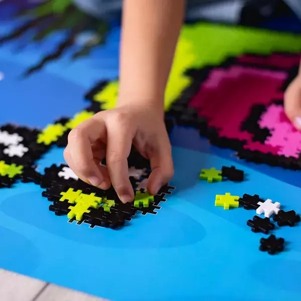 Zbliżenie na pudełko i elementy zestawu, etykieta producenta Meli widoczna obok grafiki wzoru ślimaka i żółwia.