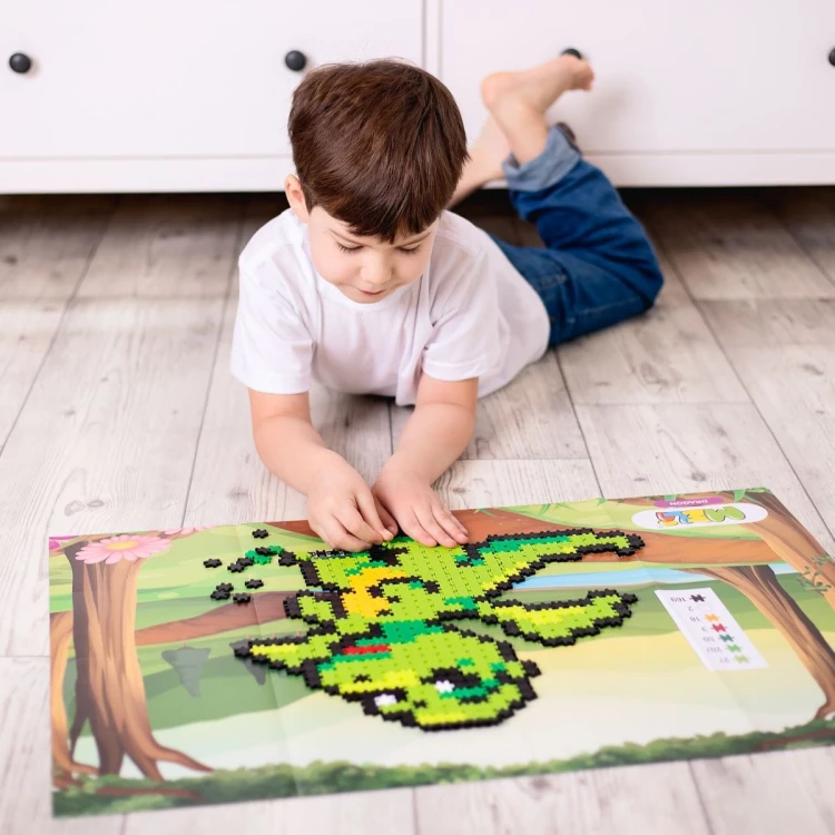 Widok pudełka z zestawem Meli Minis Dragon oraz część niezużytych elementów ułożonych w kolorowe grupy.