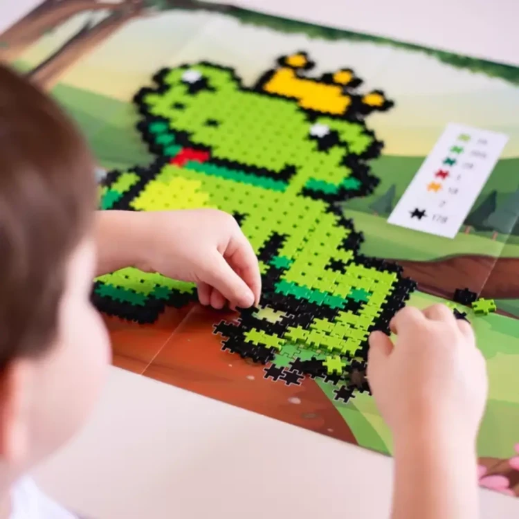 Zestaw Meli Minis Dragon ułożony na stole edukacyjnym, elementy 1,5 × 1,5 cm użyte do tworzenia kompozycji 3D.