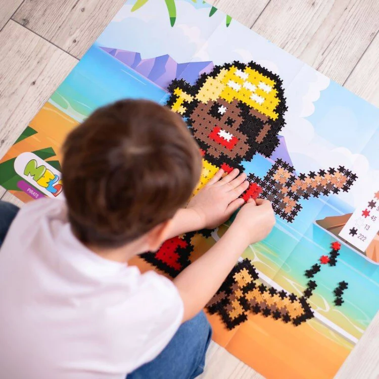 Widok kilku ukończonych małych konstrukcji 3D z klocków Meli Minis Pirate - statek i papuga, demonstracja możliwości przestrzennych