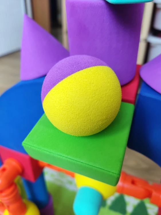 Widok na plastikowe łączniki i sposób ich montażu z piankowymi elementami klocków MagFlexi
