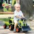 Detale kół i bieżnika jeździka — solidne opony o terenowym profilu, logo Claas widoczne na nadkolu