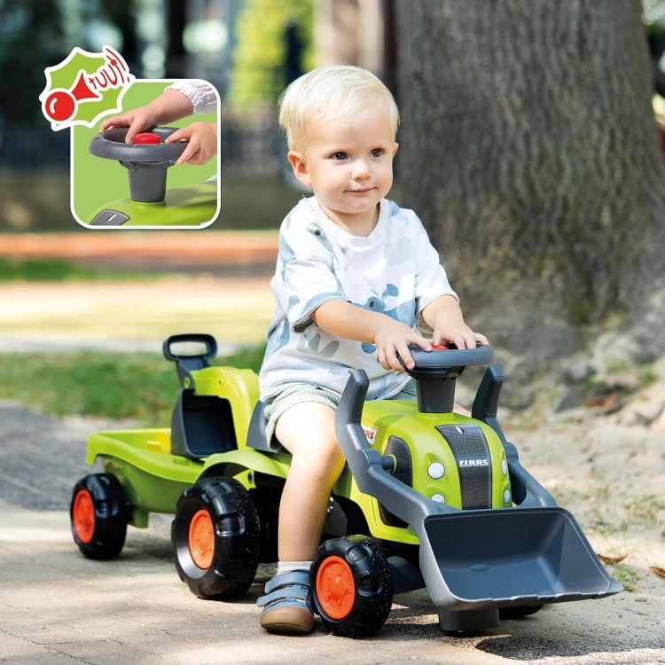 Detale kół i bieżnika jeździka — solidne opony o terenowym profilu, logo Claas widoczne na nadkolu