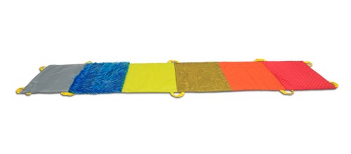 Chodnik sensoryczny 6 kolorów Akson rozłożony na podłodze — widoczne 6 faktur i 10 żółtych uchwytów, wymiary 50 x 250 cm