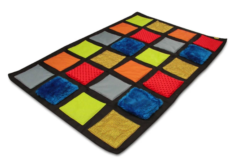 Mata TWISTER Sensoryczny 105 x 155 cm marki Akson — widok całej maty z kolorowymi polami i wyraźnymi fakturami, zachęcający do zabawy i ćwiczeń