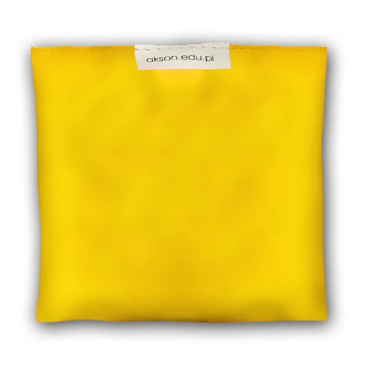Woreczek gimnastyczny Akson w kolorze żółtym — kompaktowy rozmiar 10 cm x 10 cm, widok z przodu, użyteczny w zabawach szkolnych i przedszkolnych.