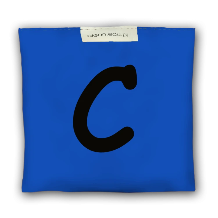Woreczek gimnastyczny Akson z nadrukiem litery C, różowy — detal materiału, wypełnienie granulkami polipropylenowymi, wymiary 10 cm x 12 cm