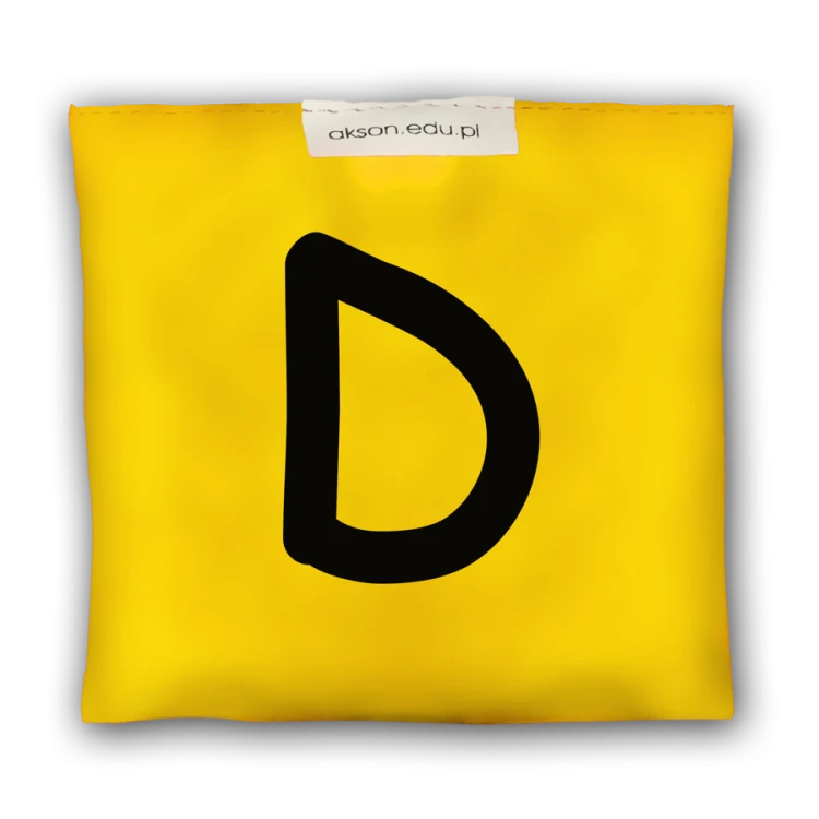 Woreczek gimnastyczny z literką D Akson — żółty model 10 cm × 12 cm pokazany z przodu, wypełnienie i nadruk widoczne, dedykowany do zabaw edukacyjnych i ćwiczeń