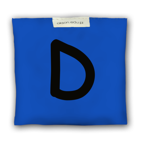 Woreczek gimnastyczny z literką D marki Akson — różowy detal nadruku i kształt, wymiary 10 cm x 12 cm, widok przodu