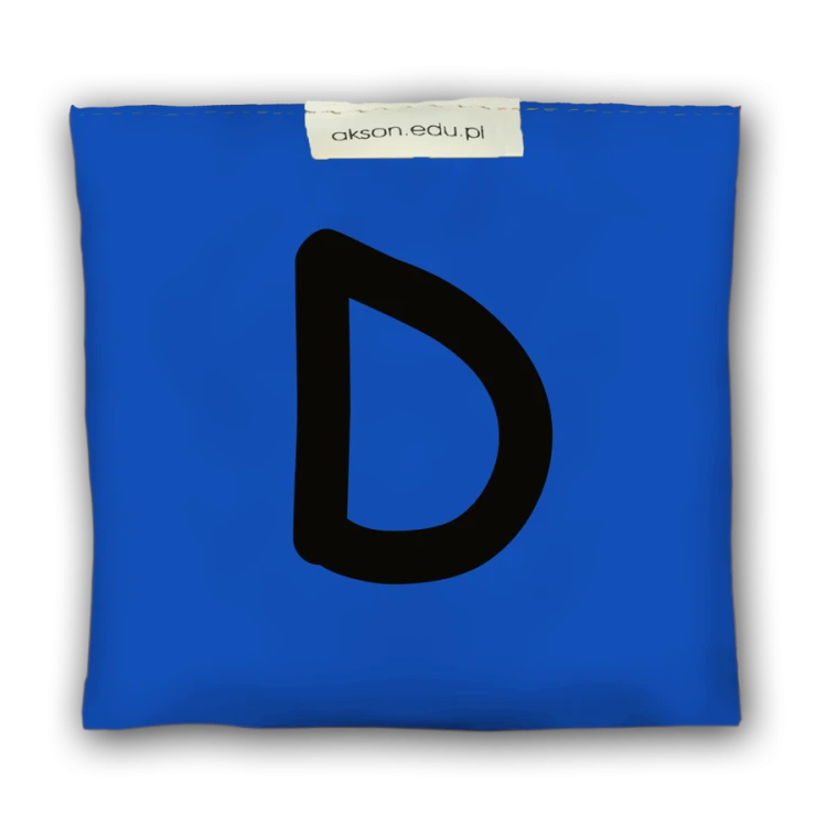 Woreczek gimnastyczny z literką D marki Akson — różowy detal nadruku i kształt, wymiary 10 cm x 12 cm, widok przodu