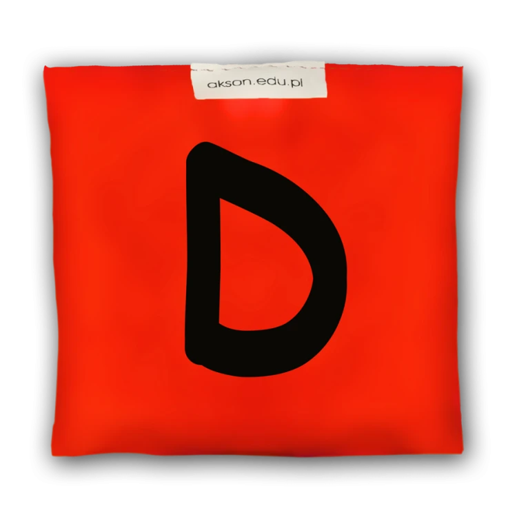 Woreczek gimnastyczny z literką D marki Akson, czerwony; 10 cm x 12 cm, wypełniony granulatem polipropylenowym, detal nadruku litery D