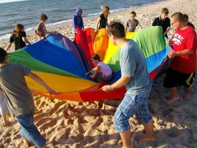 Akson chusta animacyjna — uczestnicy ćwiczą podnoszenie i opuszczanie materiału trzymając uchwyty