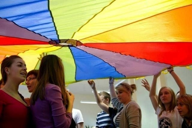 Spadochron animacyjny Akson zapakowany w kolorowy pokrowiec — przygotowany do transportu