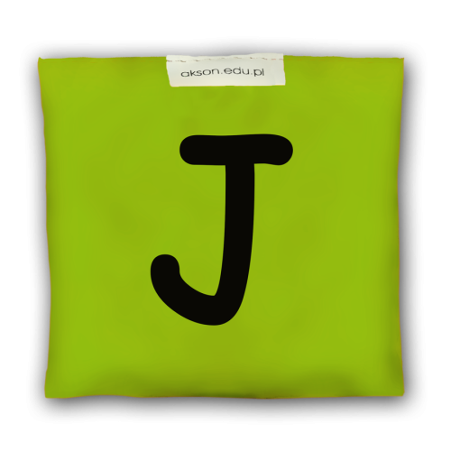 Woreczek gimnastyczny z literką J marki Akson — widok przedni, zielony kolor, wymiary 10 cm × 12 cm, wypełnienie granulki polipropylenowe