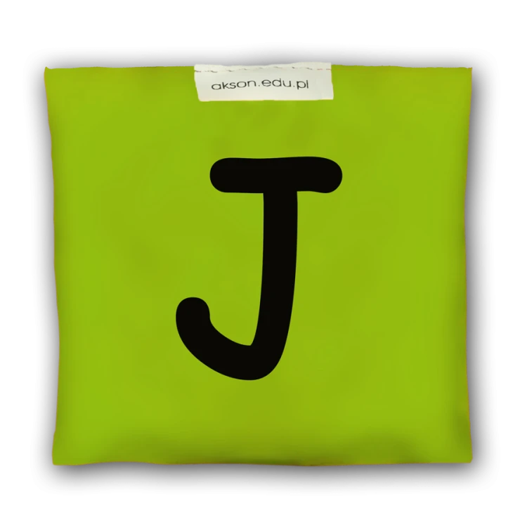 Woreczek gimnastyczny z literką J marki Akson — widok przedni, zielony kolor, wymiary 10 cm × 12 cm, wypełnienie granulki polipropylenowe