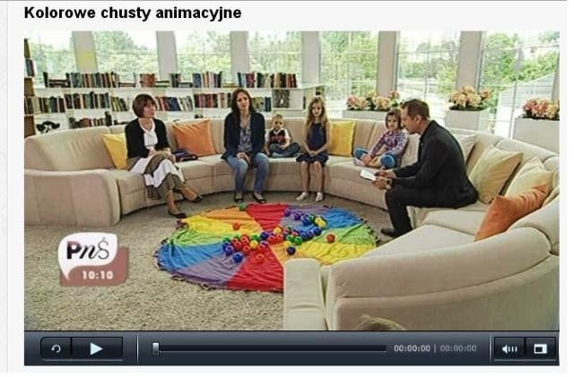 Chusta animacyjna Akson w trakcie zajęć integracyjnych — dzieci unoszą chustę tworząc falę