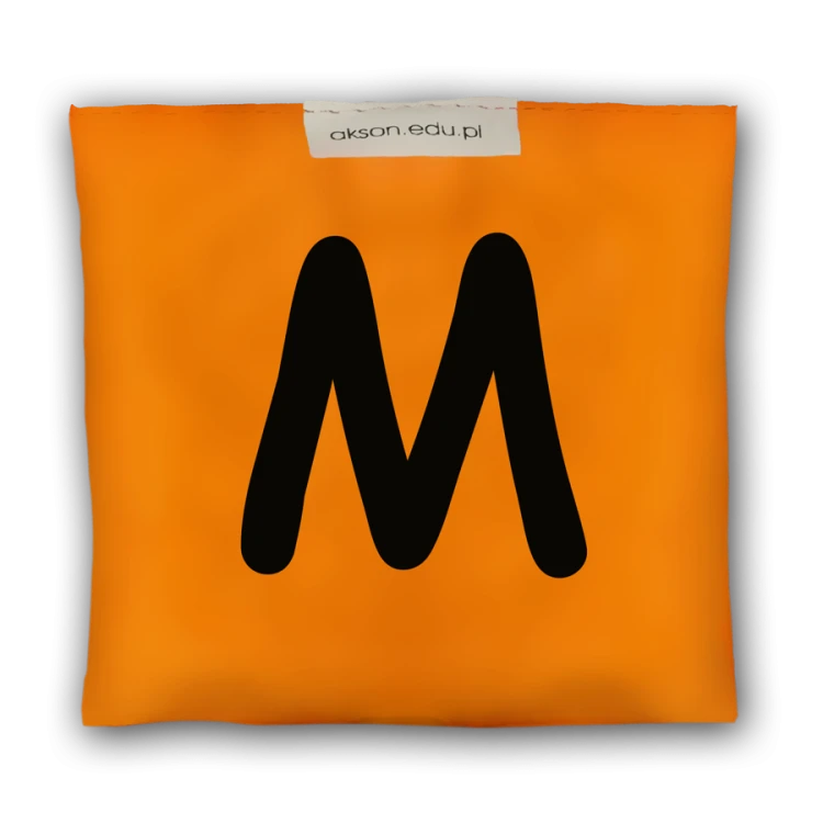 Woreczek gimnastyczny z literką M Akson — pomarańczowy, 10 cm x 12 cm, widok przodu z nadrukiem, materiał miękki i wytrzymały