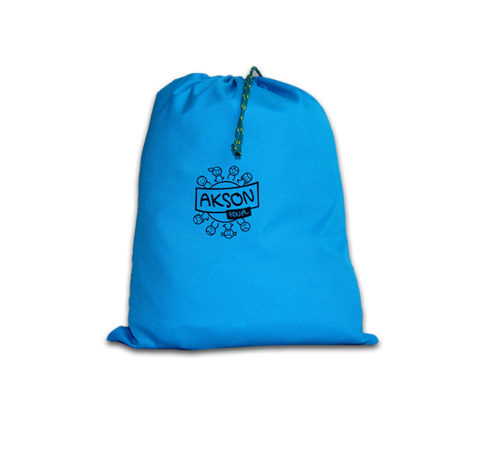 Praktyczny pokrowiec chusty Akson — wymiary opakowania 37 x 40 x 8 cm, wygodny uchwyt transportowy