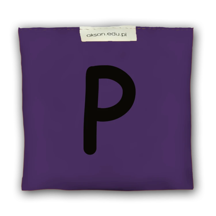 Woreczek gimnastyczny z literką P marki Akson, widok z przodu; materiał w żywych kolorach, wymiary 10 cm x 12 cm, wypełnienie granulatem polipropylenowym