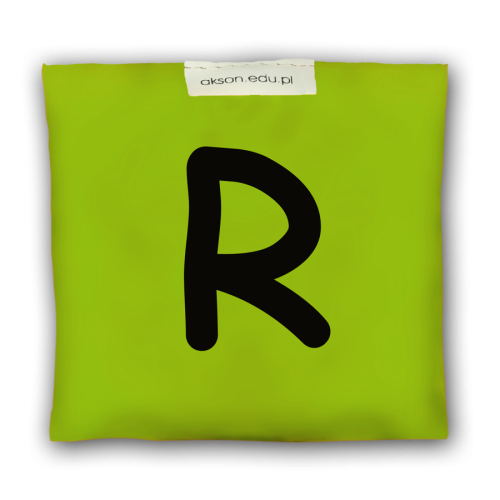 Woreczek gimnastyczny z literką R marki Akson w kolorze zielonym; wypełniony granulkami polipropylenowymi, rozmiar 10 cm x 12 cm, praktyczny do zajęć.