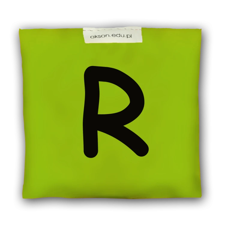 Woreczek gimnastyczny z literką R marki Akson w kolorze zielonym; wypełniony granulkami polipropylenowymi, rozmiar 10 cm x 12 cm, praktyczny do zajęć.
