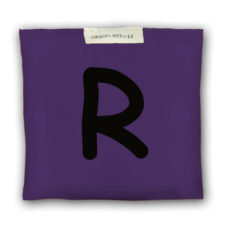Woreczek gimnastyczny z literką R Akson — fioletowy woreczek, detal nadruku i materiału, rozmiar 10 cm x 12 cm, widok całego produktu