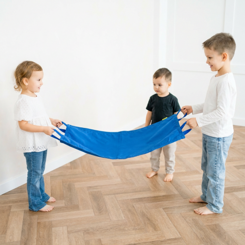 Zbliżenie na 4 uchwyty chusty animacyjnej Akson 100×60 cm, pokazuje sposób trzymania przez dzieci.