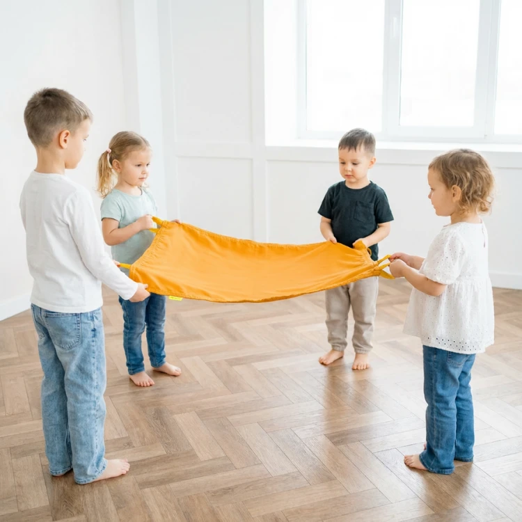 Mini chusta Akson w użyciu podczas zabawy — kilka dzieci trzyma chustę, widoczne kolory i rozmiar 100 x 60 cm