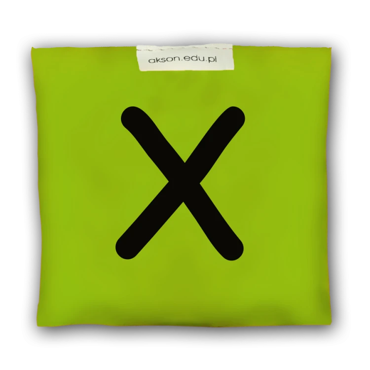 Woreczek gimnastyczny z literką X Akson — zbliżenie na nadruk i tkaninę, kolor zielony, wymiary 10 cm x 12 cm