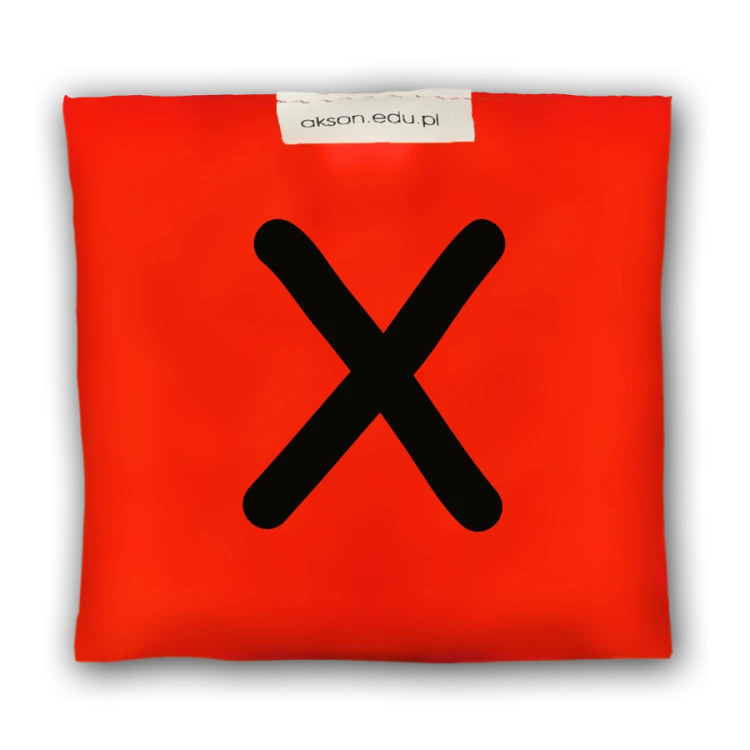 Woreczek gimnastyczny z literką X Akson w czerwonym kolorze, detal nadruku i kształt 10 cm x 12 cm, widok produktu z bliska