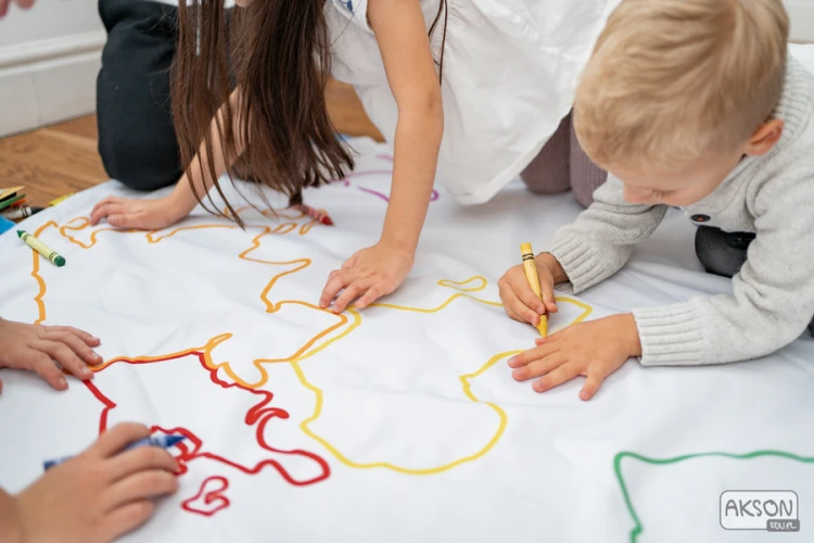 Komplet 8 kolorów kredek Crayola dołączony do maty Akson — kredki spieralne, intensywne barwy