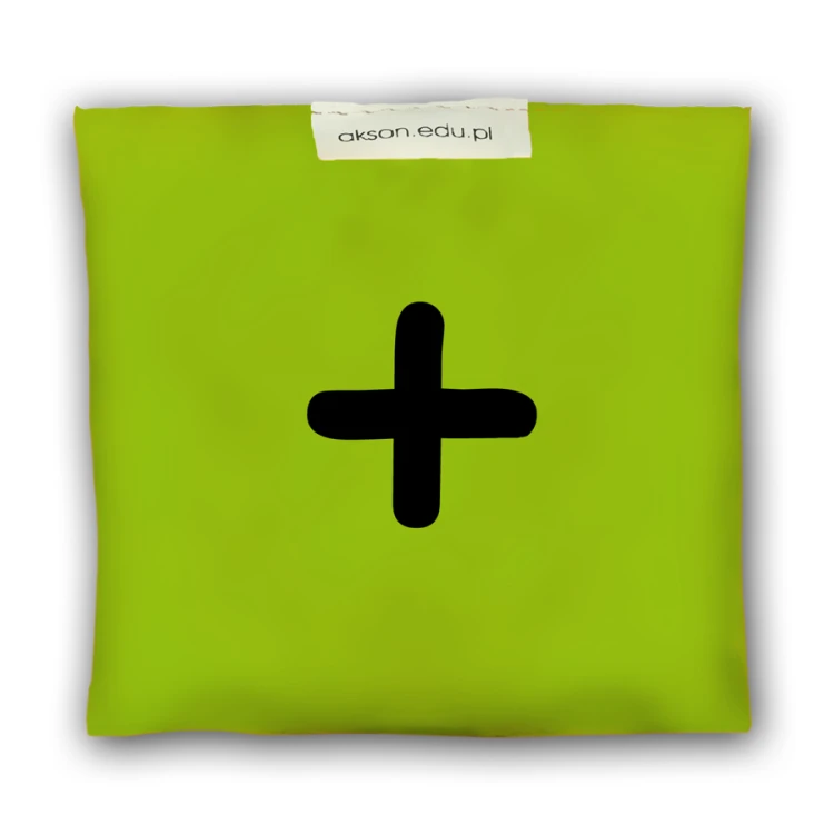 Woreczek gimnastyczny Akson 10 cm x 12 cm w kolorze zielonym — detal nadruku z plusem i struktury tkaniny, widok z bliska
