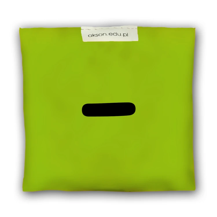 Woreczek gimnastyczny Akson 10 cm × 12 cm — widok detalu z nadrukiem znaku, pokazujący materiał i wypełnienie granulkami polipropylenowymi.