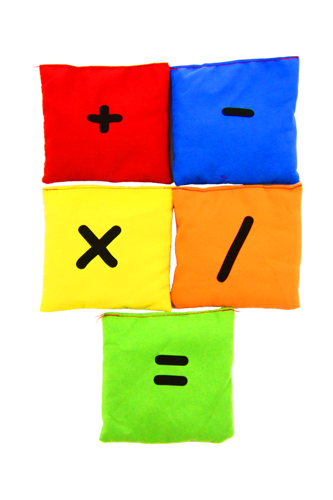 Zbliżenie na nadruk matematyczny na woreczkach Akson — symbole + - × ÷ = oraz szczegóły szwów i materiału