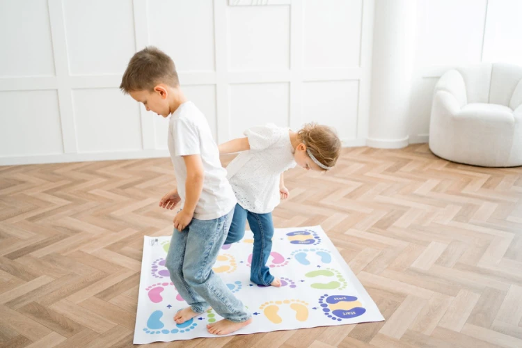 Pakowanie maty w praktyczną tubę — sposób transportu i przechowywania maty 100x100 cm