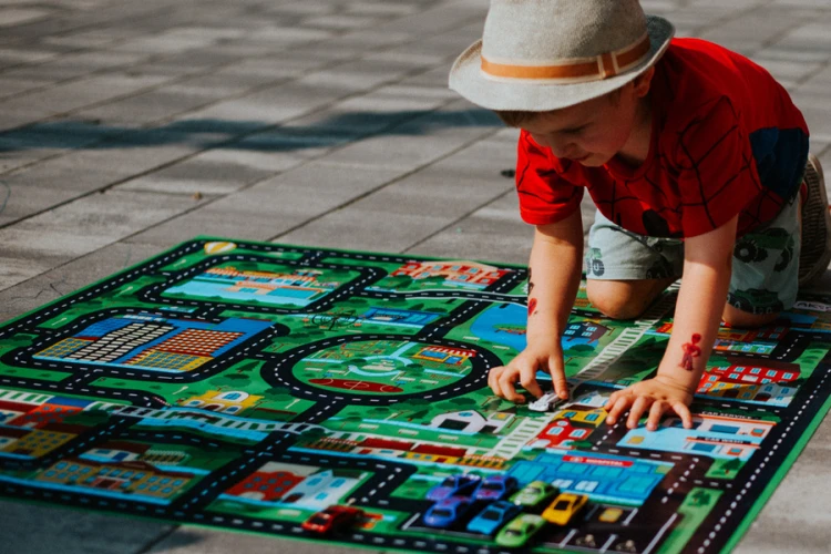 Zbliżenie na nadruk maty MIASTO 100x100 cm Akson — detale grafiki i pola do ćwiczeń