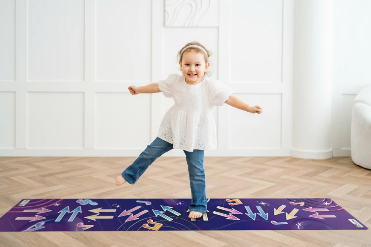 Rozłożona mata 300x50 cm używana podczas eventu — przykład zastosowania w zabawach ruchowych
