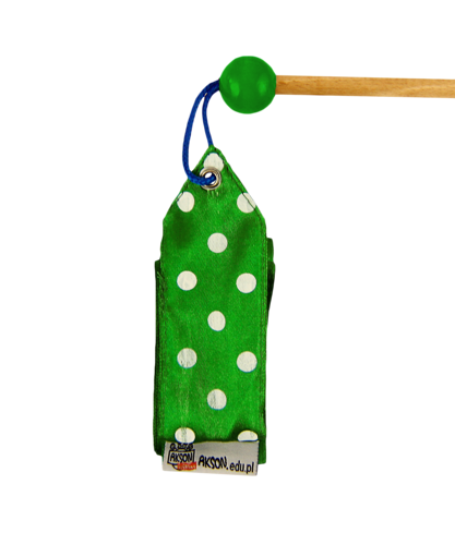 Zbliżenie błyszczącej taśmy w białe groszki, szerokość 4 cm — wstążka gimnastyczna Junior, zielony kolor