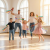 Opaska na rękę z gumką 11 mm Akson — widok z boku pokazujący mocowanie wstążek i szerokość opaski 5 cm
