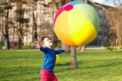 Zbliżenie na wzór Reggae na piłce balonowej Akson — detale kolorów żółty, zielony i czerwony