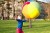 Piłka Balonowa XXL Akson — widok z boku z częściowo napompowanym balonem, pokazana konstrukcja futerału