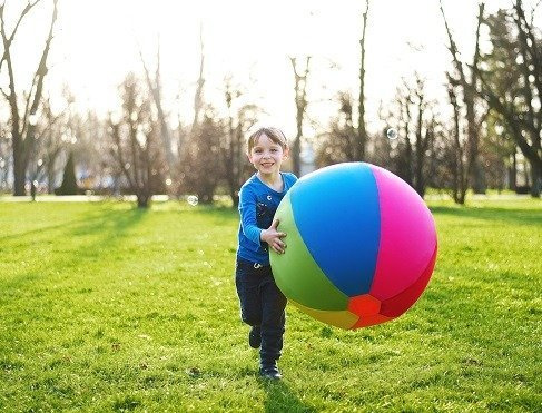 Piłka balonowa XXL Akson używana podczas zajęć animacyjnych — przykład zabawy grupowej na świeżym powietrzu
