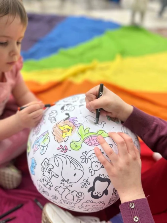 Piłka balonowa 30 cm Akson spakowana i gotowa do zabrania na zajęcia, zmieści się w plecaku