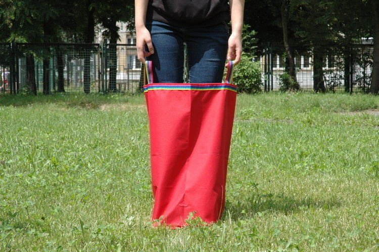 Worek skaczący 80 cm — zdjęcie ilustrujące poręczne uchwyty i sposób trzymania podczas skoku