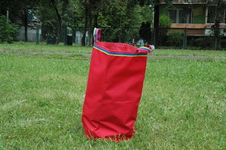 Widok worków do skakania Piksele — kolorystyka i rozmiar 60 cm w otoczeniu sprzętu do zabaw grupowych